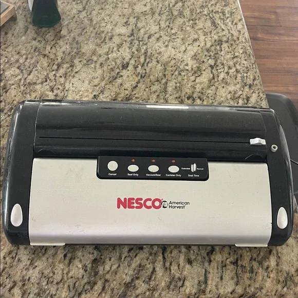 NESCO VS-02 Vacuum Sealer Machine /Food Starter Kit with Automatic Shut-Off - Picture 3 of 10